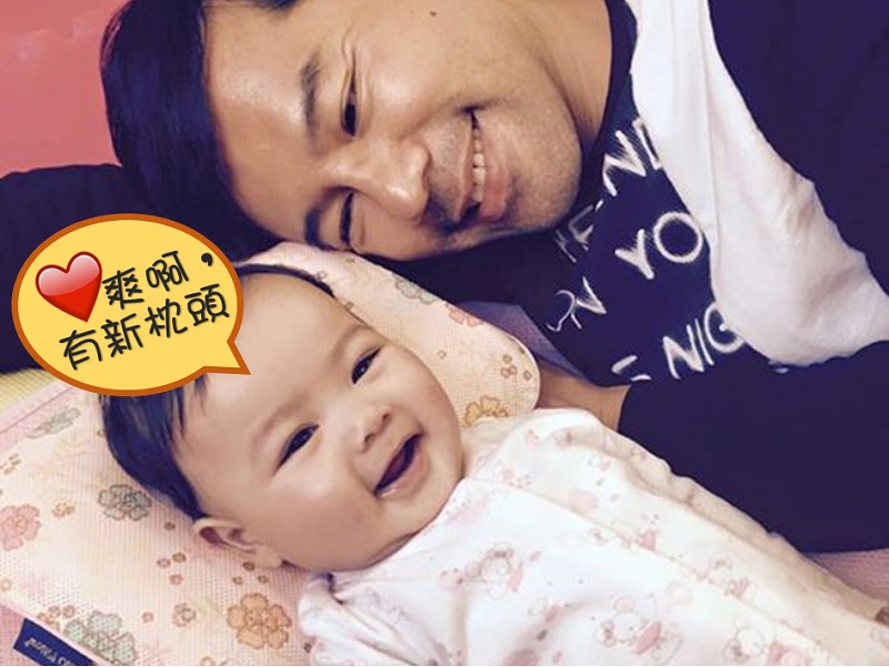 【親子情報】家好BB換新枕頭甜笑